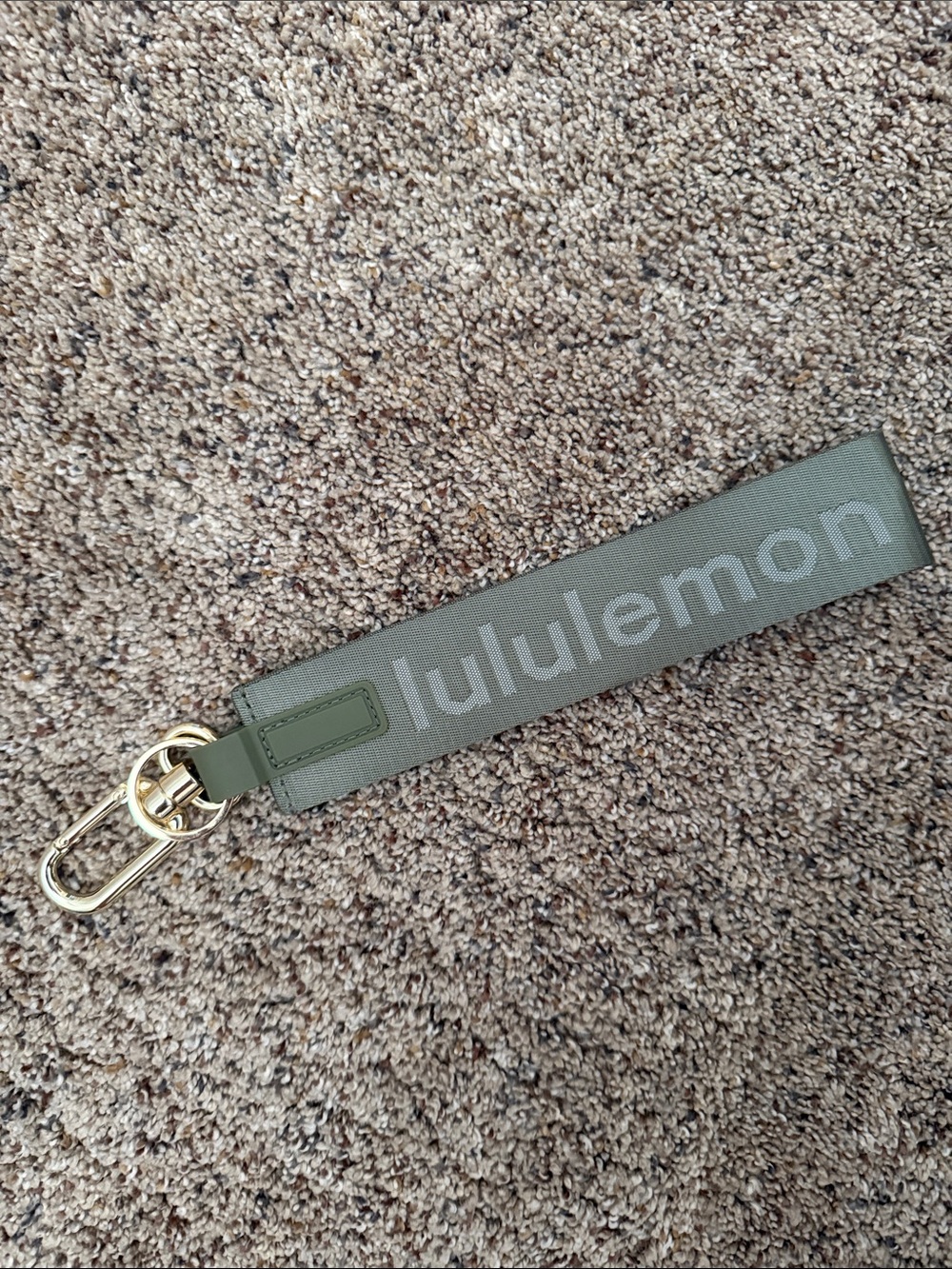 lululemon olive green key & card holder strap with gold hardware